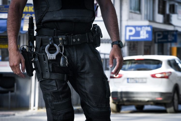 Ξέσπασε καβγάς για την ακαταστασία – Συνελήφθη ο σύζυγος κατασχέθηκαν μαχαίρια και ξίφος