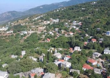 Αυτό είναι το χωριό της Μαγνησίας που βρίσκεται ανάμεσα σε δυο ράχες
