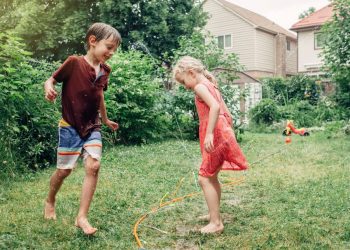 Τι στο καλό είναι το «Slow Parenting»; Το διαδίκτυο απαντά στα υπέρ-απασχολημένα παιδιά