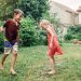 Τι στο καλό είναι το «Slow Parenting»; Το διαδίκτυο απαντά στα υπέρ-απασχολημένα παιδιά