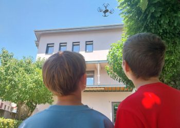Βιβλιοθήκη Καλαμπάκας: Πρώτη εξωτερική πτήση drone στο θερινό εργαστήριο ρομποτικής
