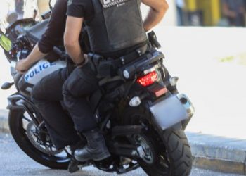 Έγινε «λιώμα» και ξάπλωσε στη μέση του δρόμου