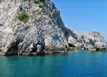 X-Beach: Η μαγευτική παραλία κοντά στην Αθήνα με το μυστηριώδες όνομα