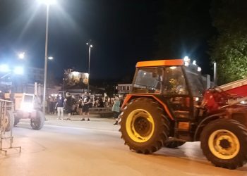 Ξεσηκωμός στα Τρίκαλα: Αγρότες με τα τρακτέρ στην πλατεία για το σκάνδαλο του ΟΠΕΚΕΠΕ