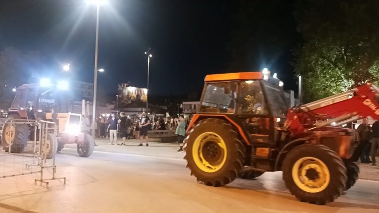 Ξεσηκωμός στα Τρίκαλα: Αγρότες με τα τρακτέρ στην πλατεία για το σκάνδαλο του ΟΠΕΚΕΠΕ