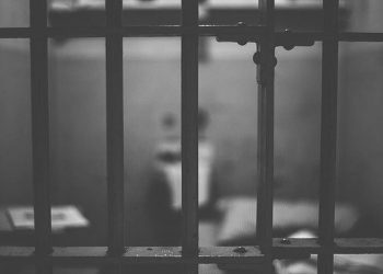 Γαλλία: Κατάφερε να αποδράσει μέσα στον σάκο συγκρατουμένου του