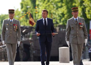 Η Γαλλία τιμά την Ημέρα της Βαστίλης με σχέδια για την αύξηση των αμυντικών δαπανών