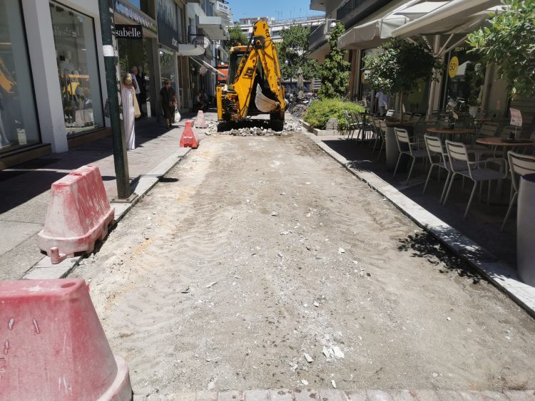 Νέο οδόστρωμα σε τμήμα του πεζοδρόμου της Βύρωνος από τον Δ. Τρικκαίων