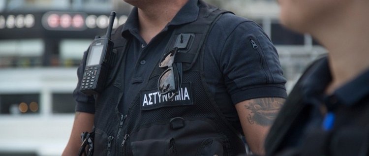 «Κλέψαμε για να ταΐσουμε το παιδί μας» – Τι είπαν στο δικαστήριο οι δυο γονείς – Έκλεψαν 300 ευρώ και τάμπλετ από καφενείο (ΕΙΚΟΝΑ)