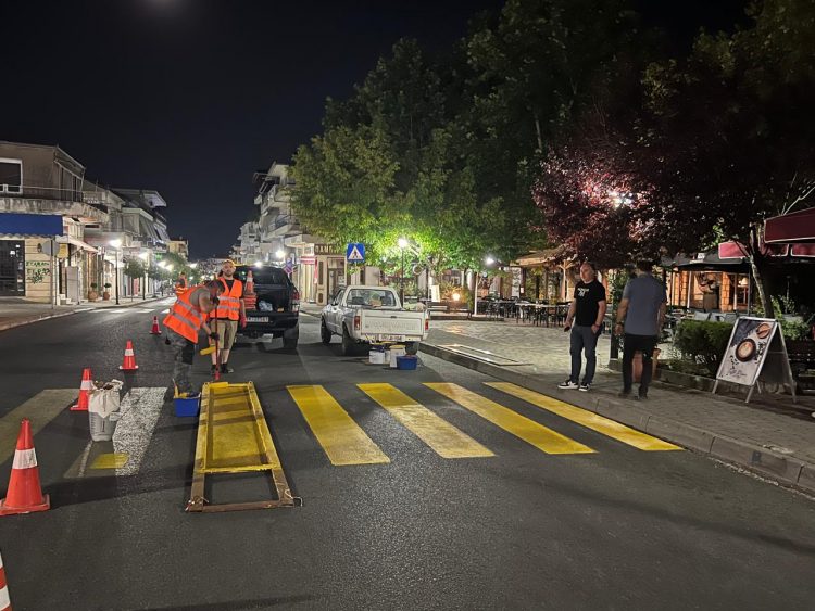 Σε πλήρη εξέλιξη από τον Δήμο Μετεώρων η συντήρηση διαβάσεων πεζών στην Καλαμπάκα