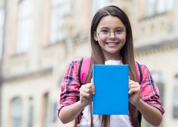 Πώς να ντύσετε εύκολα τα σχολικά βιβλία με διαφανές πλαστικό (vid)