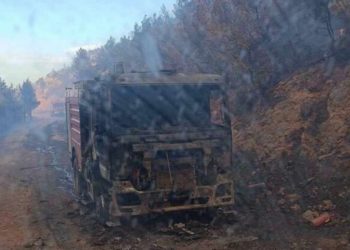 Στις φλόγες τυλίχθηκε πυροσβεστικό όχημα στη μάχη της κατάσβεσης στην Αγιά – Δύο πυροσβέστες τραυματίστηκαν