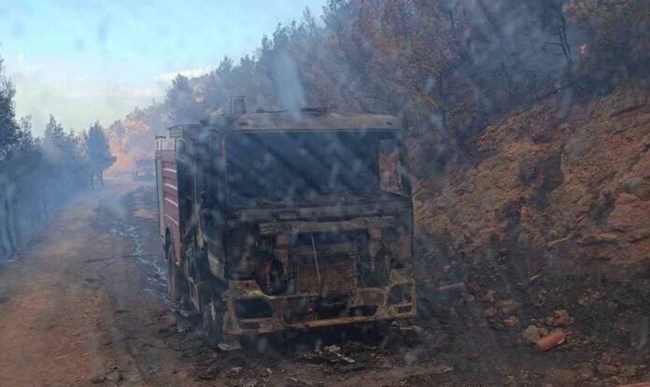 Στις φλόγες τυλίχθηκε πυροσβεστικό όχημα στη μάχη της κατάσβεσης στην Αγιά – Δύο πυροσβέστες τραυματίστηκαν