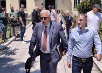 Καταγεγραμμένος σε μηνύματα ο φερόμενος εκβιαστής πανελίστας: “Ο άλλος βουλευτής πληρώνει κανονικά”