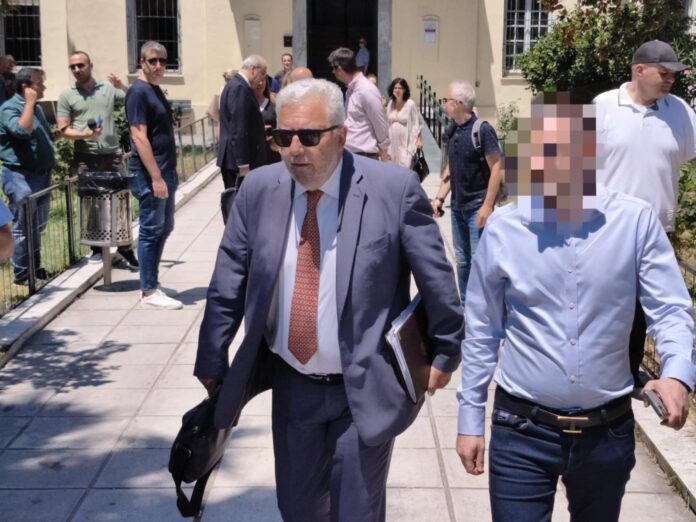 Καταγεγραμμένος σε μηνύματα ο φερόμενος εκβιαστής πανελίστας: “Ο άλλος βουλευτής πληρώνει κανονικά”