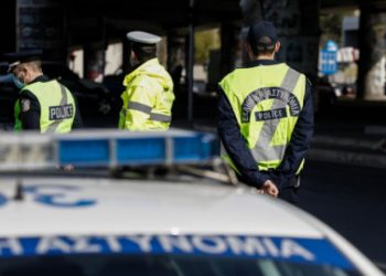 Απίστευτο: Αγροτικό όχημα έπεσε πάνω σε περιπολικό – Στο νοσοκομείο δύο αστυνομικοί, σώθηκαν από τη ζώνη ασφαλείας! (ΕΙΚΟΝΕΣ)