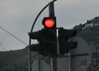 Το πιο αργό φανάρι στην Ελλάδα: 7 λεπτά αναμονής σε χωριό της Κέρκυρας