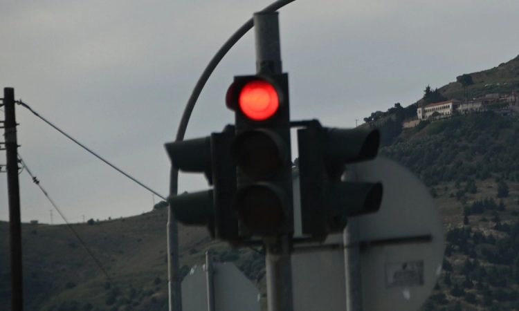 Το πιο αργό φανάρι στην Ελλάδα: 7 λεπτά αναμονής σε χωριό της Κέρκυρας