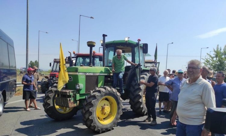 Κινητοποίηση αγροτών – κτηνοτρόφων σε εξέλιξη στον κόμβο του Ε-65 στην Καρδίτσα (ΕΙΚΟΝΕΣ – ΒΙΝΤΕΟ)