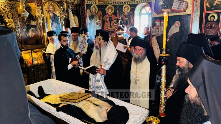 Μετέωρα: Εξόδιος Ακολουθία του Αρχιμανδρίτου Ισιδώρου Τσιατά (ΕΙΚΟΝΕΣ)