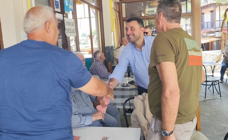 Στην Καστανιά ο Δήμαρχος Μετεώρων Λευτέρης Αβραμόπουλος – Ενημέρωση για την ανάπλαση της Πλατείας και επαφή με κατοίκους και παραθεριστές