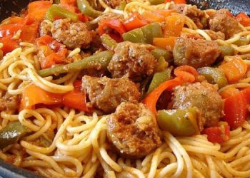 Μακαρονάδα με χωριάτικο λουκάνικο και πολύχρωμες πιπεριές