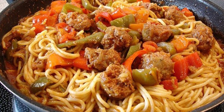 Μακαρονάδα με χωριάτικο λουκάνικο και πολύχρωμες πιπεριές