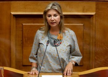Μπροστά στα μάτια θαμώνων καφετέριας η σύλληψη του ιδιοκτήτη ιστοσελίδας τον οποίον κατήγγειλε για εκβιασμό η Ζέτα Μακρή