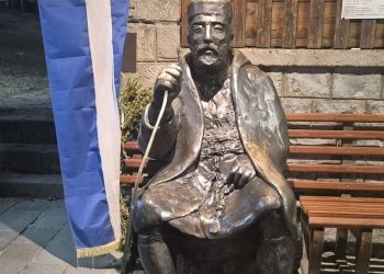 Ο γέρος που «ζωντανεύει» την ιστορία στο παγκάκι του Μετσόβου