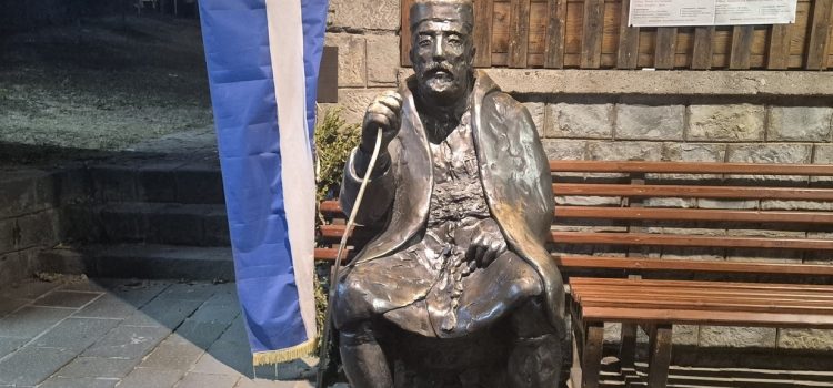 Ο γέρος που «ζωντανεύει» την ιστορία στο παγκάκι του Μετσόβου
