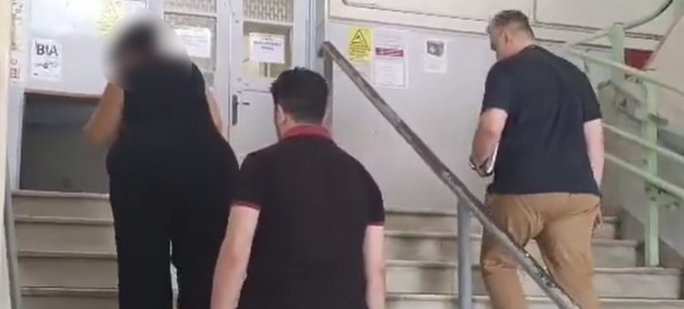 Στη φυλακή οδηγείται η 52χρονη μητέρα – Βαριές οι κατηγορίες που αντιμετωπίζει – Τι είπε στην απολογία της (ΒΙΝΤΕΟ)