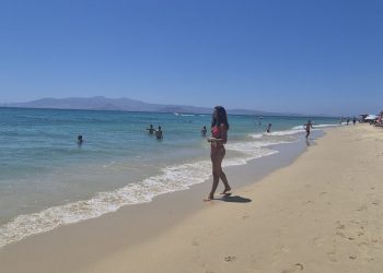 Baywatch στη Νάξο με την πιο εντυπωσιακή ναυαγοσώστρια των Κυκλάδων!!!