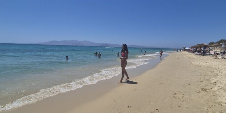 Baywatch στη Νάξο με την πιο εντυπωσιακή ναυαγοσώστρια των Κυκλάδων!!!