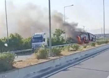 Η στιγμή που το φορτηγό παραδίδεται στις φλόγες στην εθνική οδό – Δείτε το βίντεο