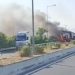 Η στιγμή που το φορτηγό παραδίδεται στις φλόγες στην εθνική οδό – Δείτε το βίντεο