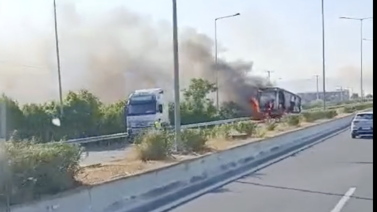 Η στιγμή που το φορτηγό παραδίδεται στις φλόγες στην εθνική οδό – Δείτε το βίντεο