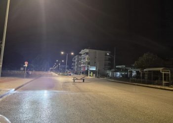 Παγκάκι… στη μέση του δρόμου στην Κονδύλη! Κίνδυνος ατυχήματος από απερίσκεπτη πράξη νεαρών