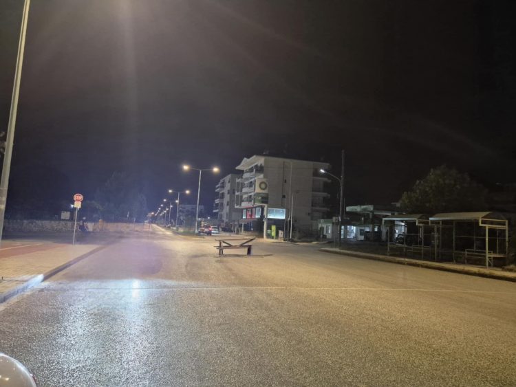 Παγκάκι… στη μέση του δρόμου στην Κονδύλη! Κίνδυνος ατυχήματος από απερίσκεπτη πράξη νεαρών