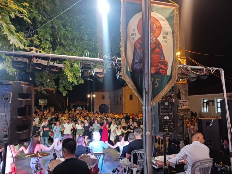 Παραδοσιακό γλέντι στη Ράξα Τρικάλων – Μια νύχτα γεμάτη τραγούδι, χορό και ζωντανή παράδοση