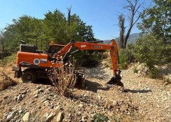 Εργασίες καθαρισμού ρέματος από τον Δήμο Μετεώρων παραπλεύρως της Εθνικής Οδού Τρικάλων – Ιωαννίνων