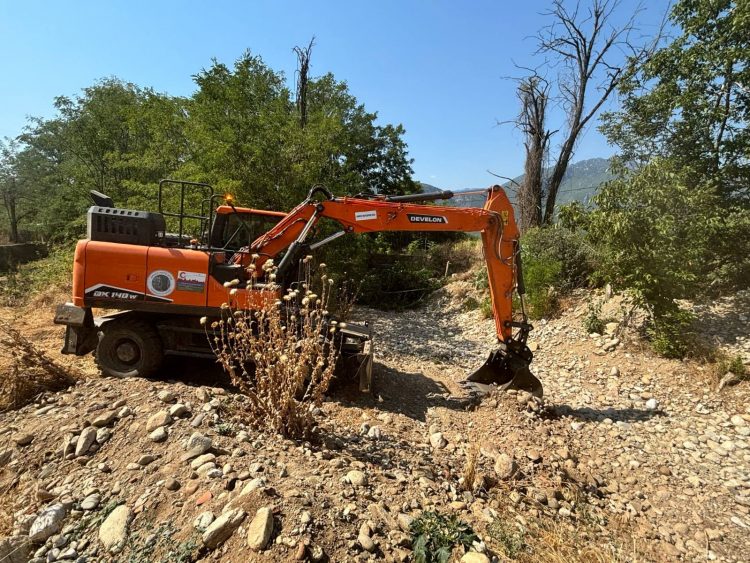 Εργασίες καθαρισμού ρέματος από τον Δήμο Μετεώρων παραπλεύρως της Εθνικής Οδού Τρικάλων – Ιωαννίνων