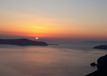 Tο δικό μου ηλιοβασίλεμα στη Σαντορίνη-Εκεί που το φως συναντά την ψυχή…