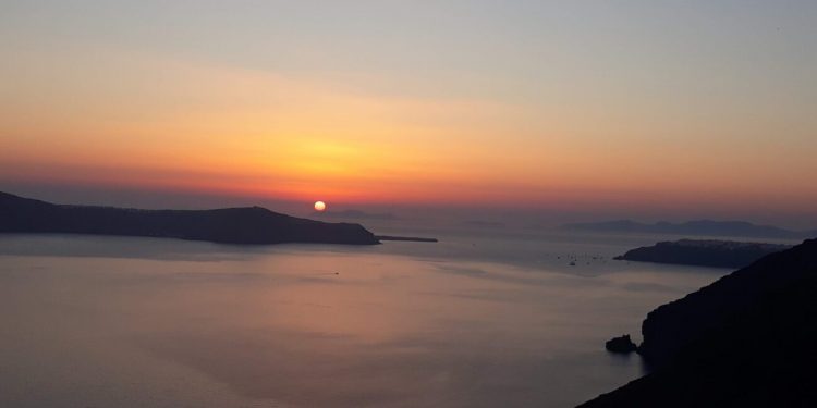 Tο δικό μου ηλιοβασίλεμα στη Σαντορίνη-Εκεί που το φως συναντά την ψυχή…