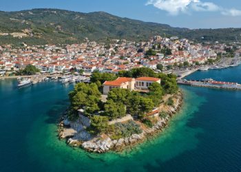 To νησί των Σποράδων που επιλέγει φέτος μαζικά ο φοιτητόκοσμος