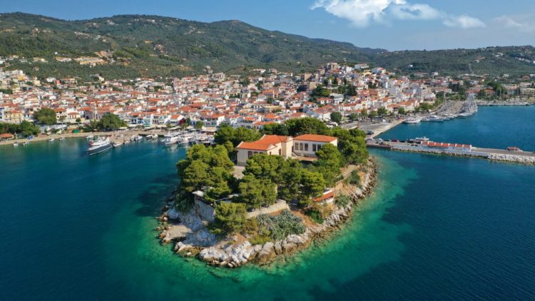 To νησί των Σποράδων που επιλέγει φέτος μαζικά ο φοιτητόκοσμος