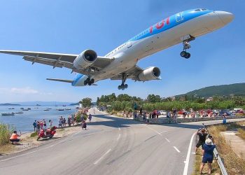Τουρίστρια στην Σκιάθο παρασύρθηκε από τουρμπίνα αεροσκάφους