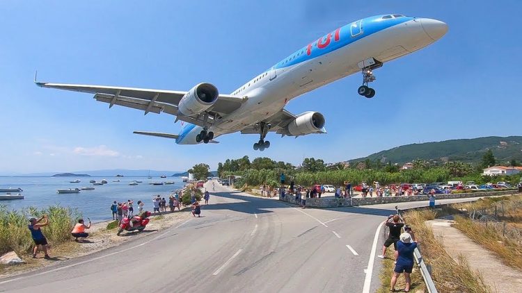 Τουρίστρια στην Σκιάθο παρασύρθηκε από τουρμπίνα αεροσκάφους
