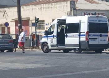 Σφοδρή σύγκρουση αυτοκινήτων – Στο σημείο ασθενοφόρο του ΕΚΑΒ (ΕΙΚΟΝΕΣ)