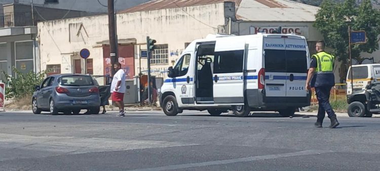 Σφοδρή σύγκρουση αυτοκινήτων – Στο σημείο ασθενοφόρο του ΕΚΑΒ (ΕΙΚΟΝΕΣ)