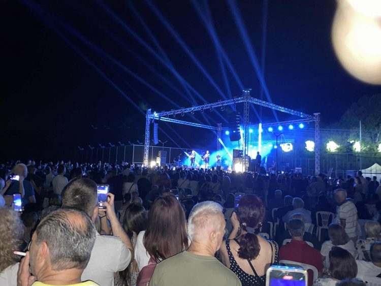 Χιλιάδες Θεσσαλοί -ανάμεσά τους πολλοί Τρικαλινοί- παρακολούθησαν τη συναυλία Πορτοκάλογλου, Κότσιρα (ΕΙΚΟΝΕΣ – ΒΙΝΤΕΟ)